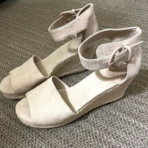Suede ankle strap wedges - nude/tan